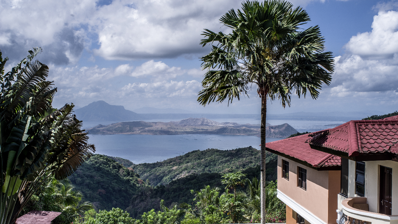 Taal volcano - The town of Tagaytay 