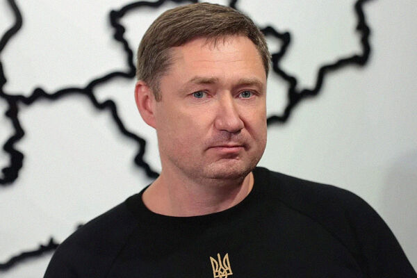 Gouverneur Maksym Kosyzkyj - Porträt des Gouverneurs Maksym Kosyzkyj mit kurzem braunem Haar und schwarzem Pullover vor einer unscharfen Landkarte im Hintergrund. - © Foto: loda.gov.ua