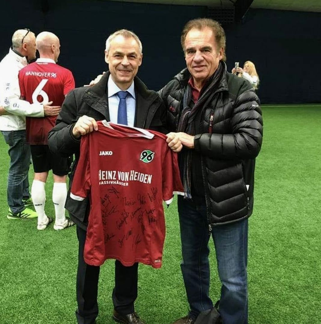 Frank Obermeyer überreicht Olaf Thon ein Trikot.