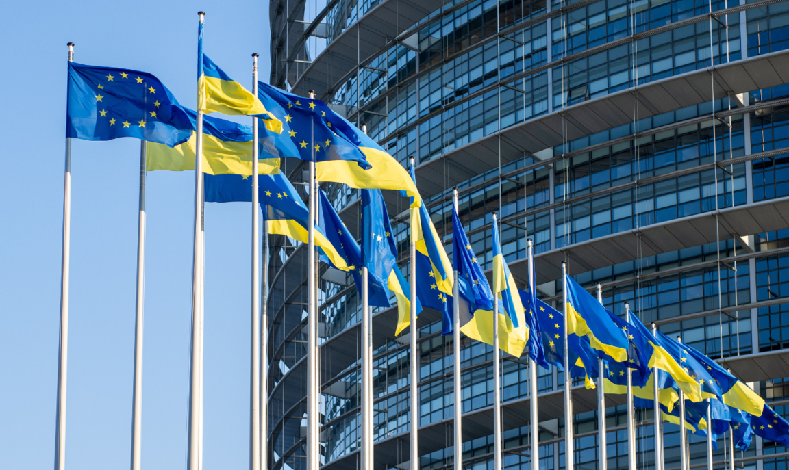 EU and Ukraine flags at full mast © Canva