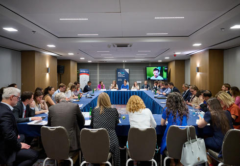 Participants to the event sitting around a table ©GLOBSEC