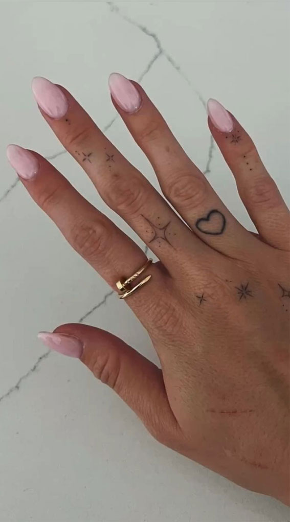 25 Finger Tattoos That Deserve Two Thumbs Up