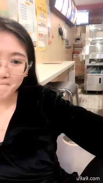 炸雞店老闆娘在店裡偷偷播，聽狼友指揮跑到廚房漏出騷奶子揉捏好刺激，脫了褲子掰開騷逼給狼友看精彩刺激1