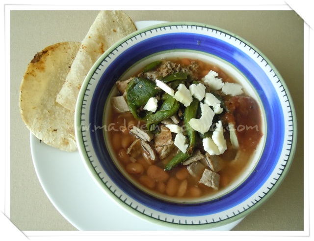 Frijoles con carne y poblano