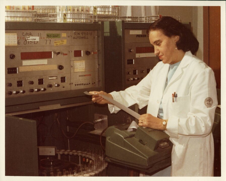 Rosalyn Yalow in her lab