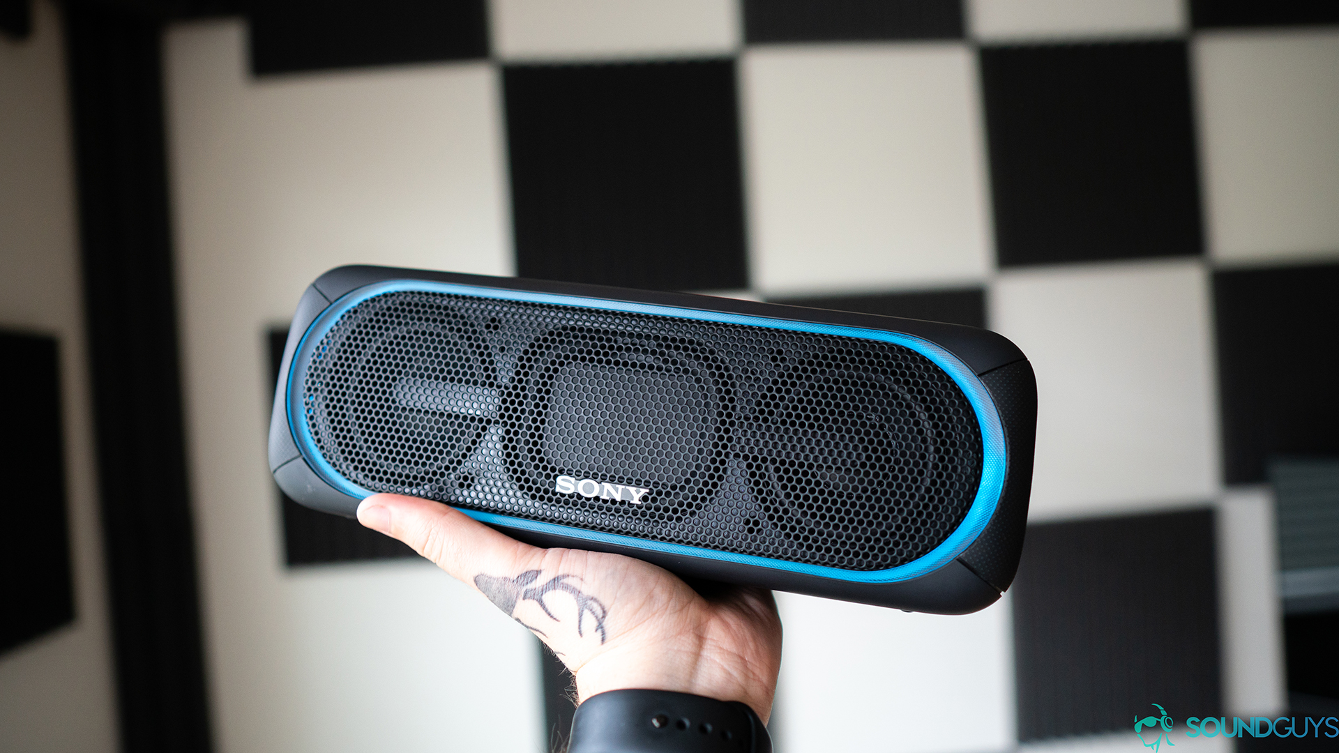 Sony SRS-XB40: Holding the speaker in hand