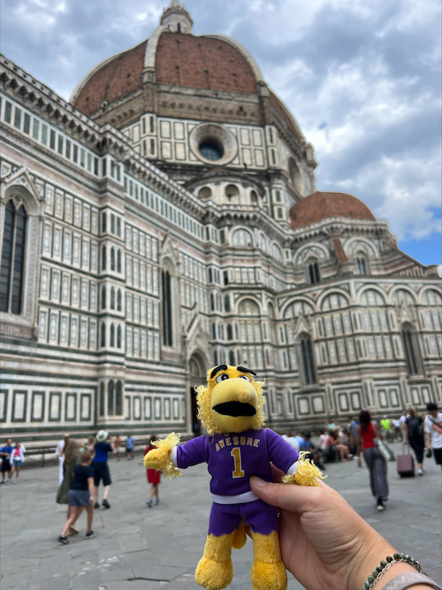 Awesome Eagle in front of an Italian building