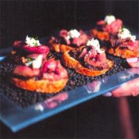 Pepper-Crusted Steak with Horseradish Cream on Grilled Garlic Crostini_image