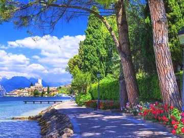 Promenade At Lake Garda. online puzzle