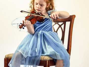 GIRL WITH AN INSTRUMENT online puzzle