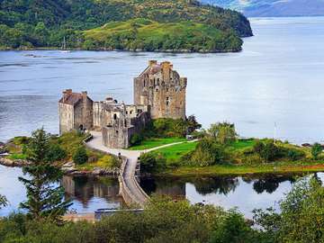 Castle ruins on a lake in Scotland jigsaw puzzle online