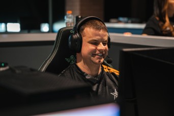 Intel analyst follows eSports dream 