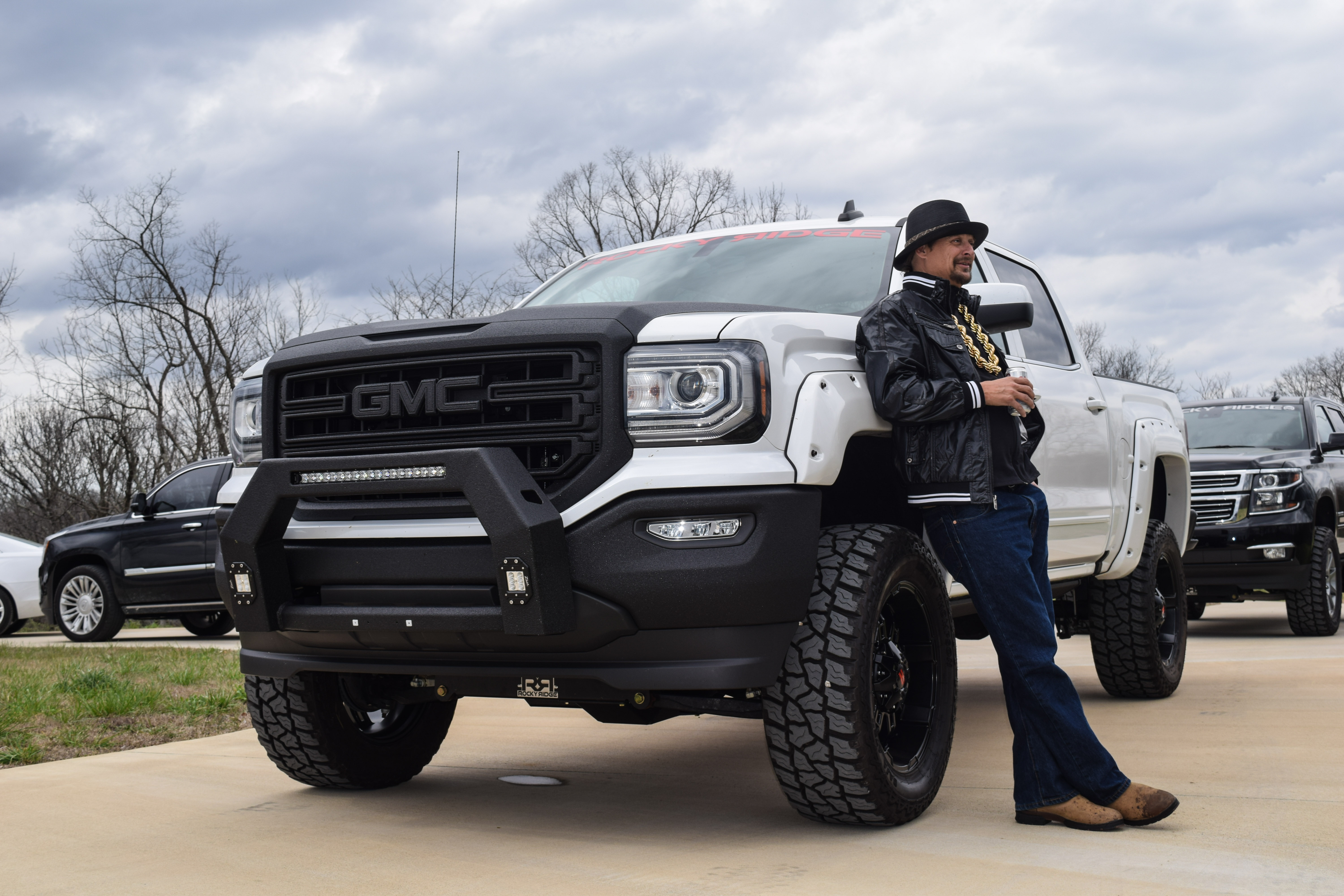 GMC Sierra exterior photo