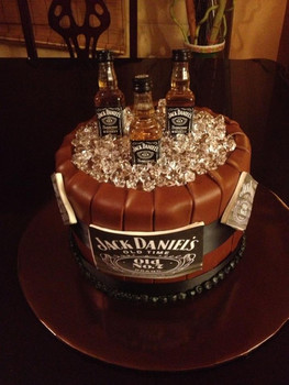 Tarta cubitera con botellas de whisky jack daniels … pint...