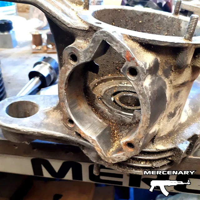 This is the mouth of the crankcase. It's easy to see that enlarging the hole by 5 mm is going to compromise the cylinder stud mounts. And it's clear that enlarging it by hand is prohibitively difficult. This is the mouth of the crankcase. It's easy to see that enlarging the hole by 5 mm is going to compromise the cylinder stud mounts. And it's clear that enlarging it by hand is prohibitively difficult.