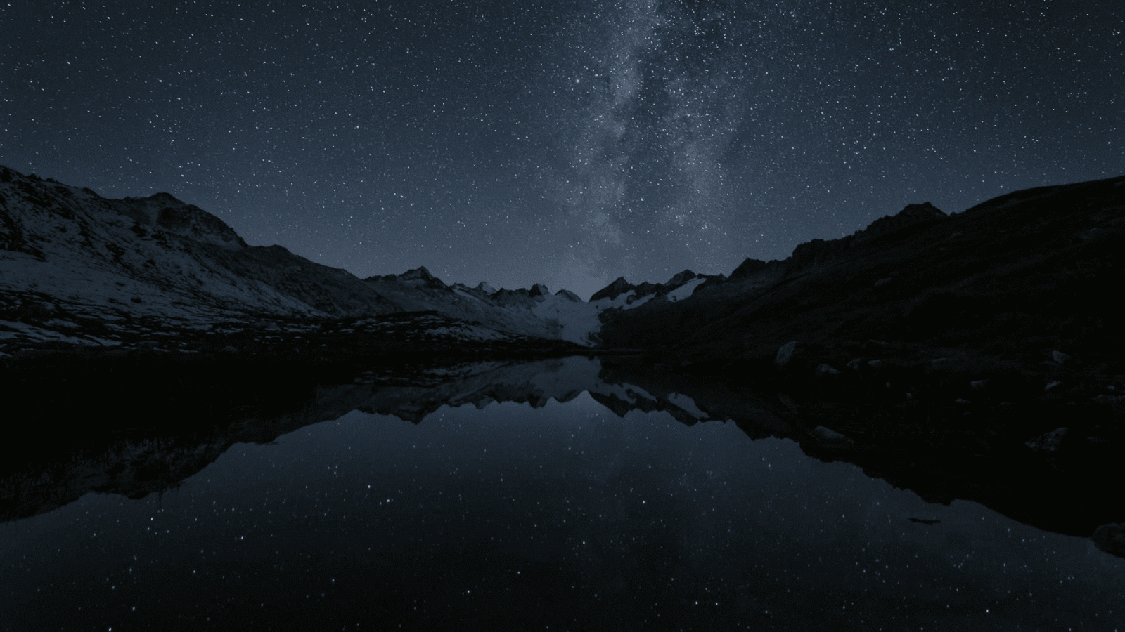 apă, cer, nor, atmosfera, Munte, mediul natural, Natural landscape, ținut muntos, fenomen atmosferic, lac, obiect astronomic, peisaj, forme de relief muntoase, miezul nopţii, stea, dimineaţă, orizont, fenomen geologic, ştiinţă, spaţiu, calm, șir de munți, întuneric, deal, Congelare, galaxie, astronomie, capac de gheață, pustie, Fotografie alb-negru, căzut, districtul Lacurilor, iarnă, fenomen meteorologic, seară, reflecţie, constelaţie, rezervor, forma de relief glaciar, lac, Masiv, lumina lunii, noapte, copac, lac mic de munte, eveniment ceresc, simetrie, univers, sunet, ocean, monocrom, gheţar, stâncă, vârf, Lacul glaciar, tundră