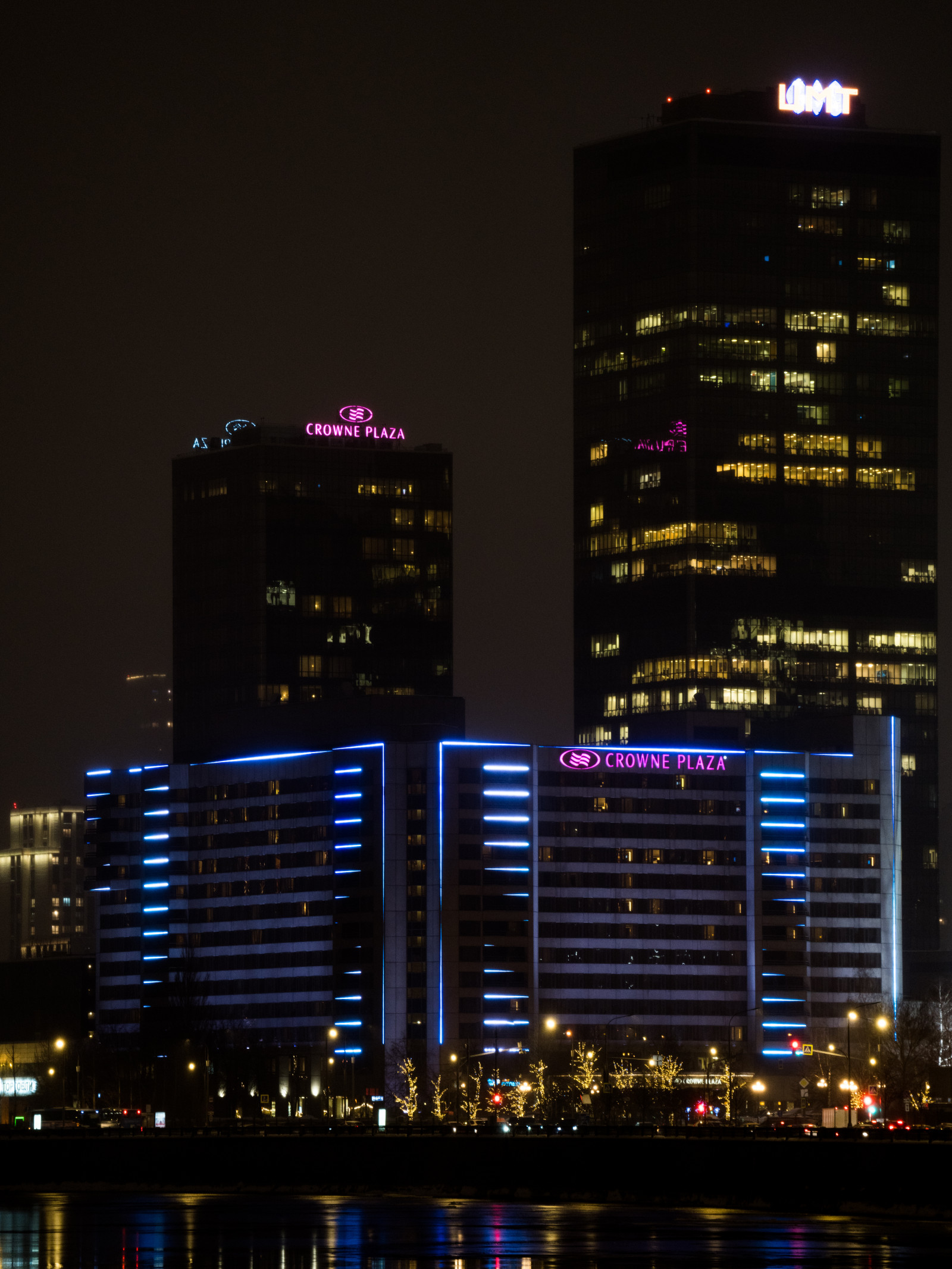 bâtiment, Gratte-ciel, violet, la nature, noir, Bloc de tour, ciel, architecture, électricité, Paysage urbain, eau, condominium, la tour, minuit, ville, bâtiment commercial, point de repère, façade, métropole, Zone métropolitaine, usage mixte, zone urbaine, obscurité, centre ville, magenta, réflexion, quartier général, appartement, soir, ville, Horizon, bleu électrique, symétrie, nuit, design urbain, siège social, néon