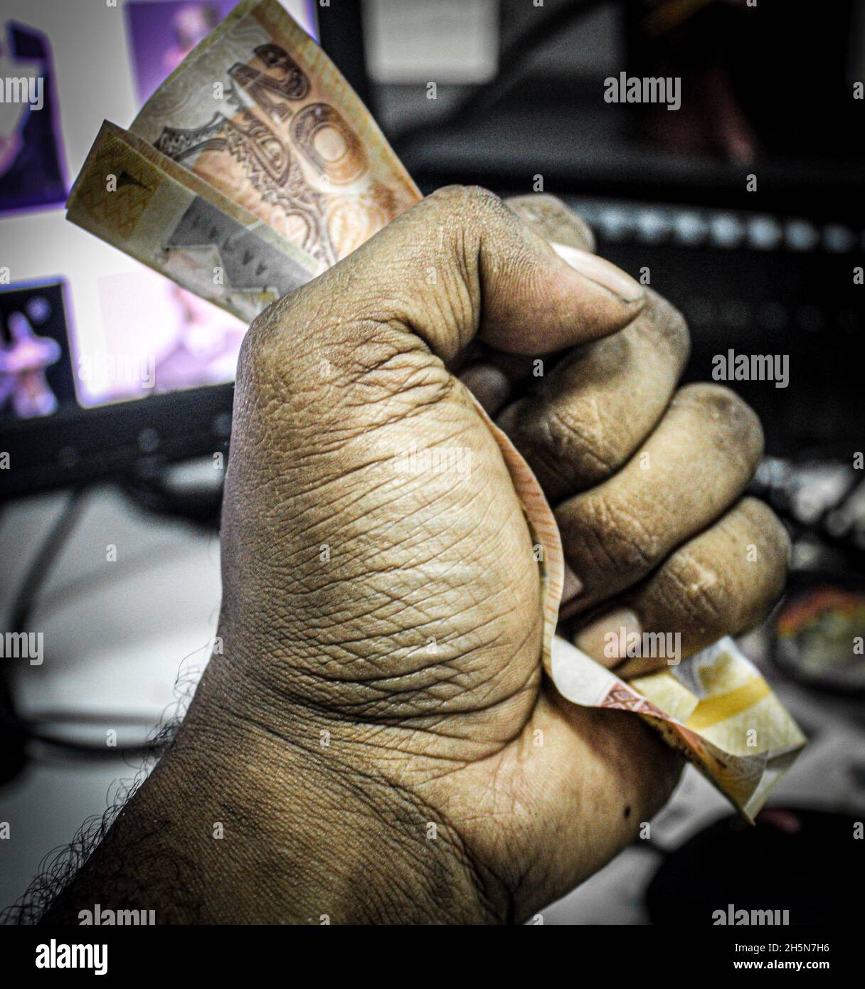 A hand holding a K20 note Stock Photo