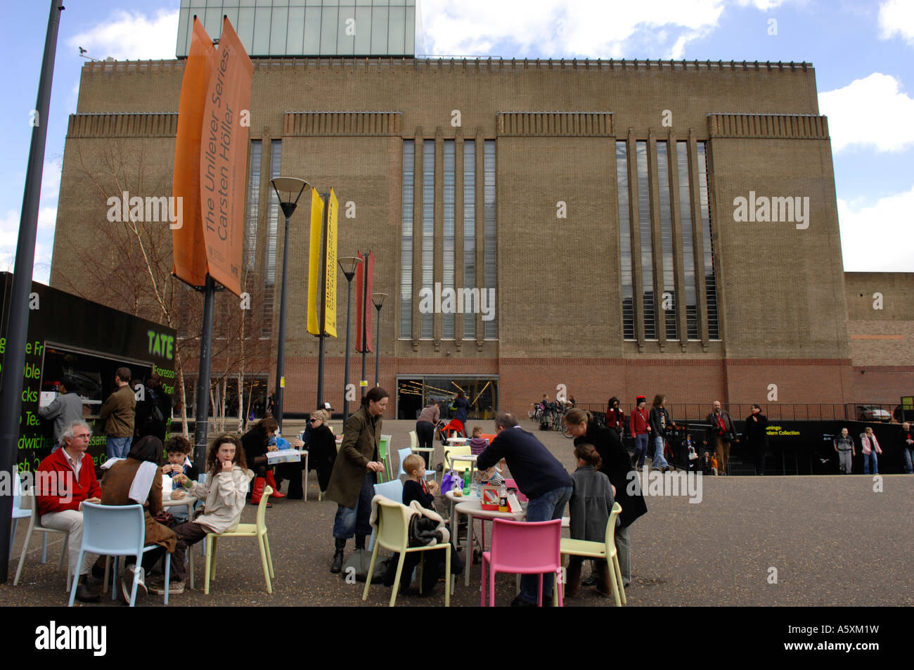 Cafe outside Tate Modern Stock Photo