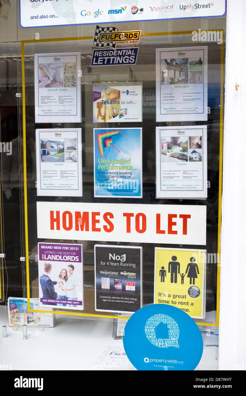 Homes to rent / let sign with rental houses properties in an estate agent window, UK Stock Photo