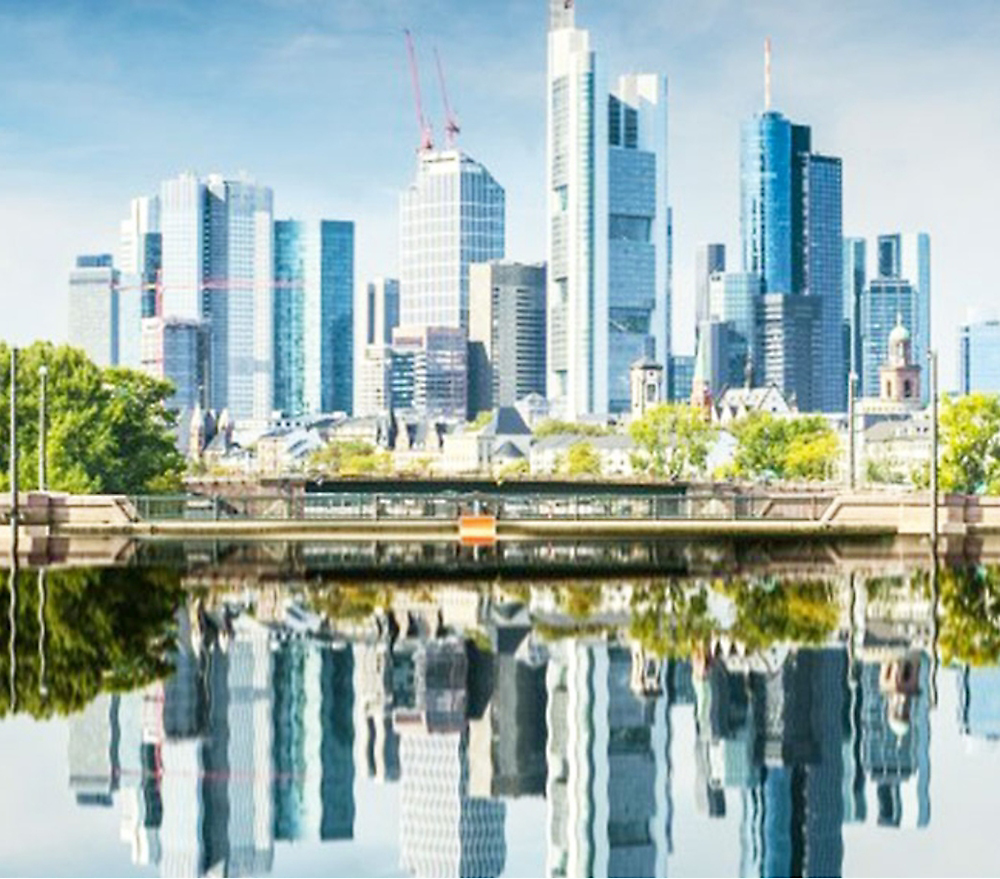 Ein Stadtpanorama mit Wasser