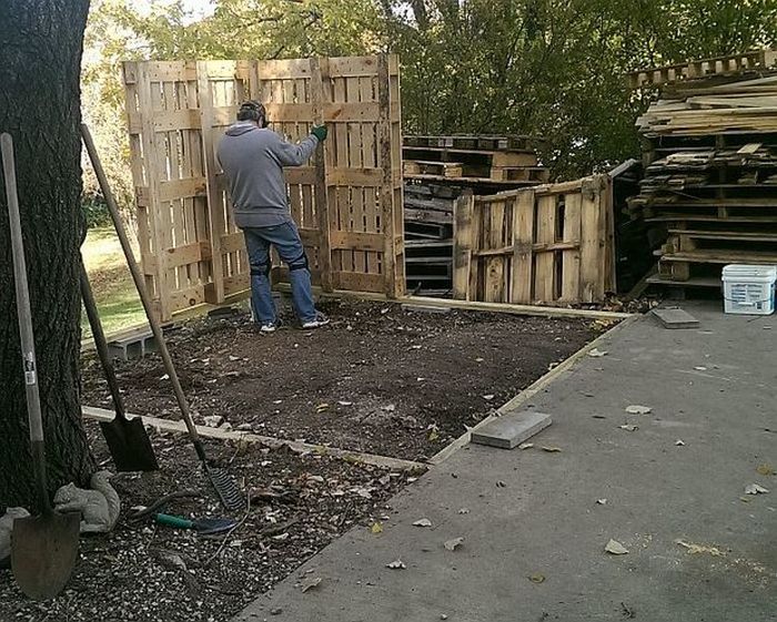 guy builds impressive shed out of wooden pallets 10 pics