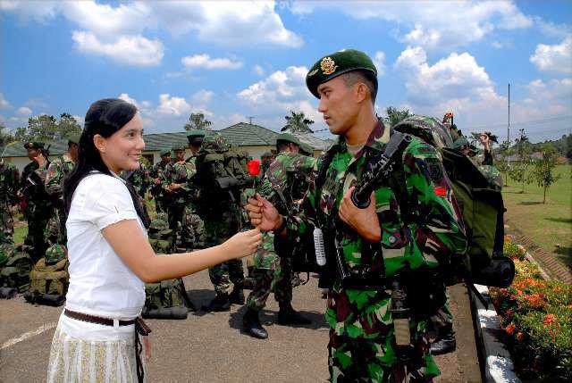 Detail Foto Romantis Tni Nomer 22