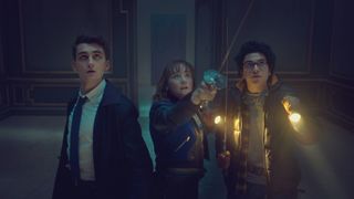 Lockwood, Lucy et George ont l'air pr&eacute;occup&eacute; en regardant quelque chose hors champ dans la s&eacute;rie Lockwood and Co de Netflix
