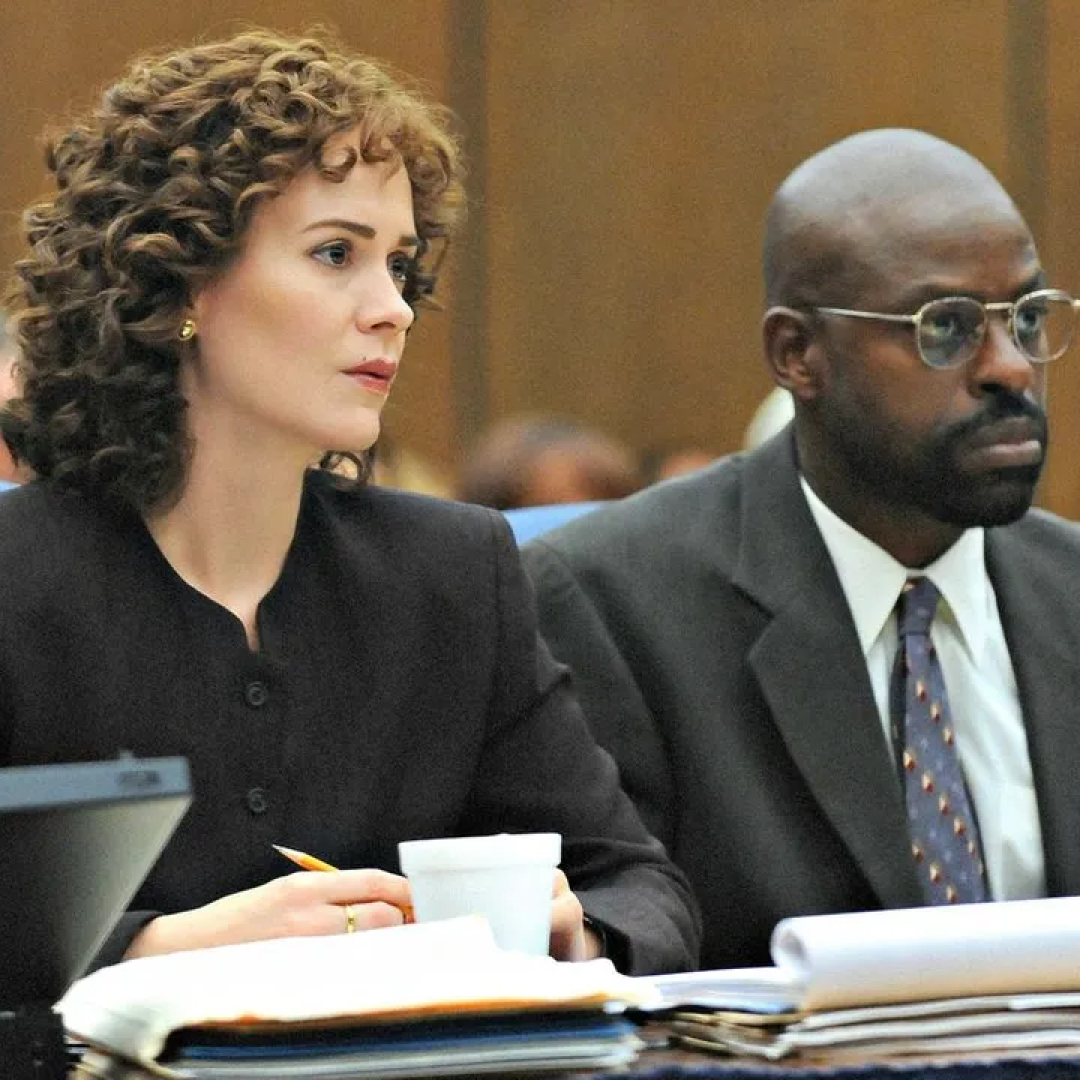 sarah paulson and sterling k brown as lawyers in court in american crime story