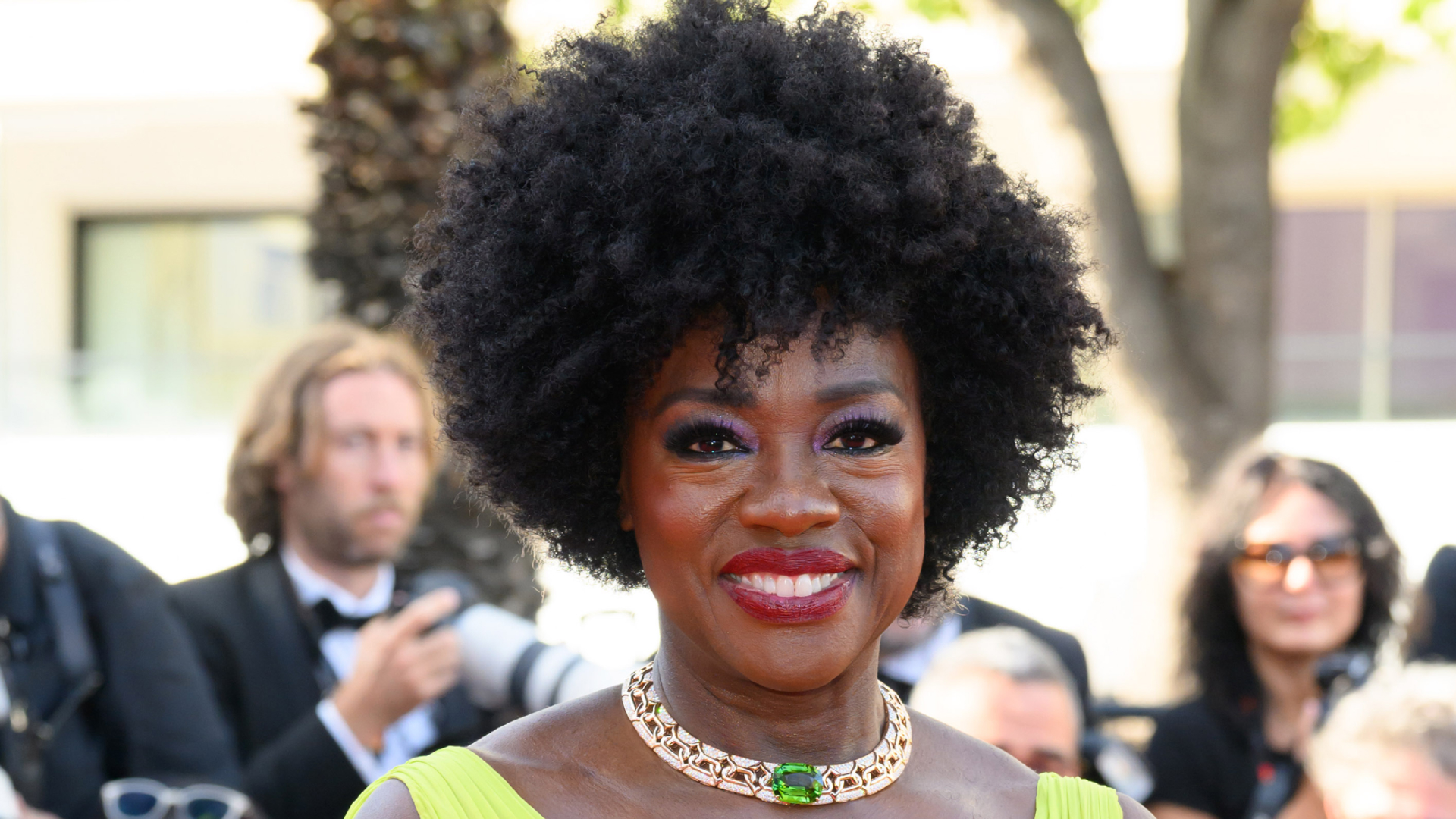 Viola Davis wearing an afro hairstyle 