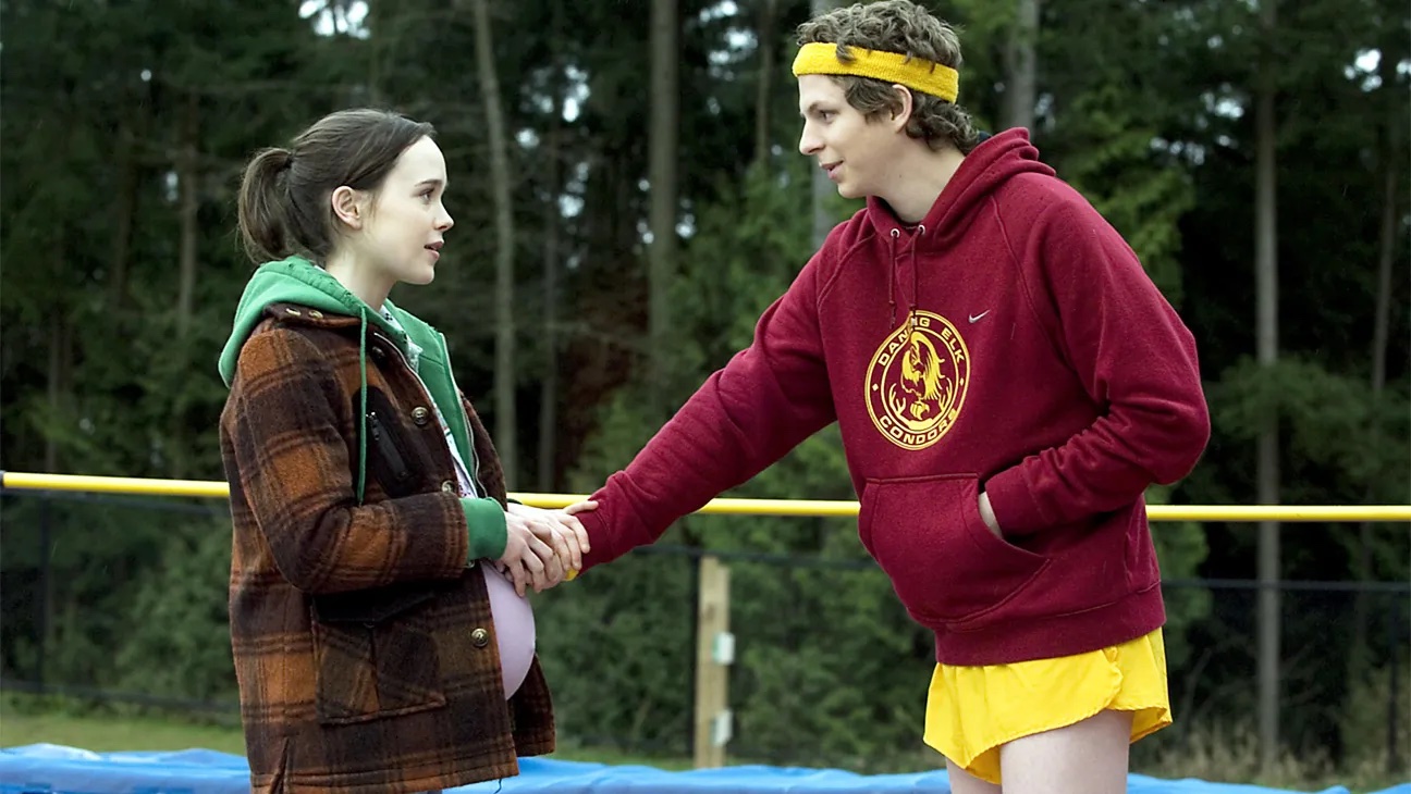 elliot page and michael cera as her holds juno&#039;s pregnant belly on the track in Juno
