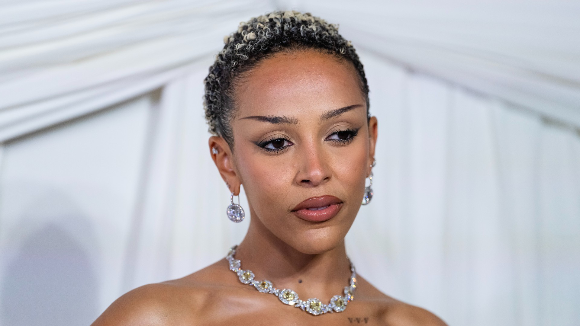 doja cat wearing a short haircut with platinum blonde tips