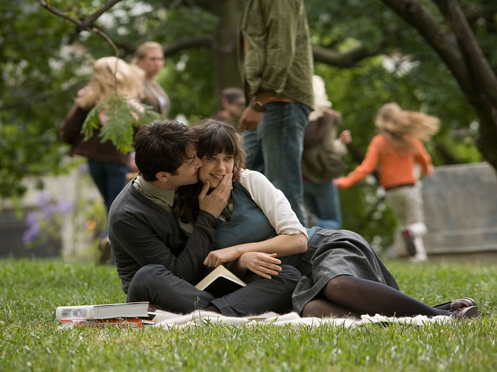 Joseph Gordon-Levitt and Zooey Deschanel kiss each other in a park in &#039;500 Days of Summer&#039;