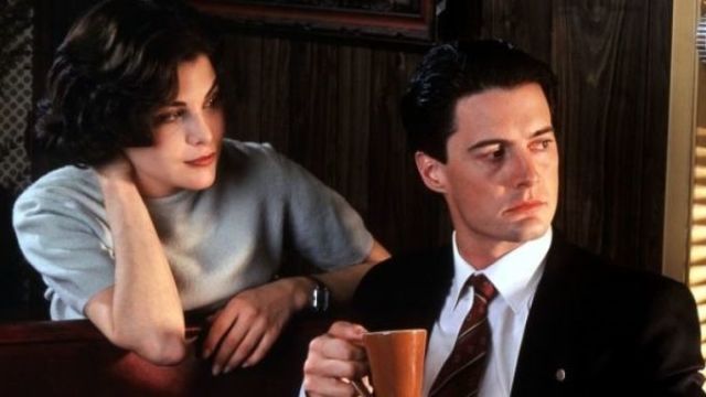 audrey horne leaning over the booth to talk to agent cooper in twin peaks