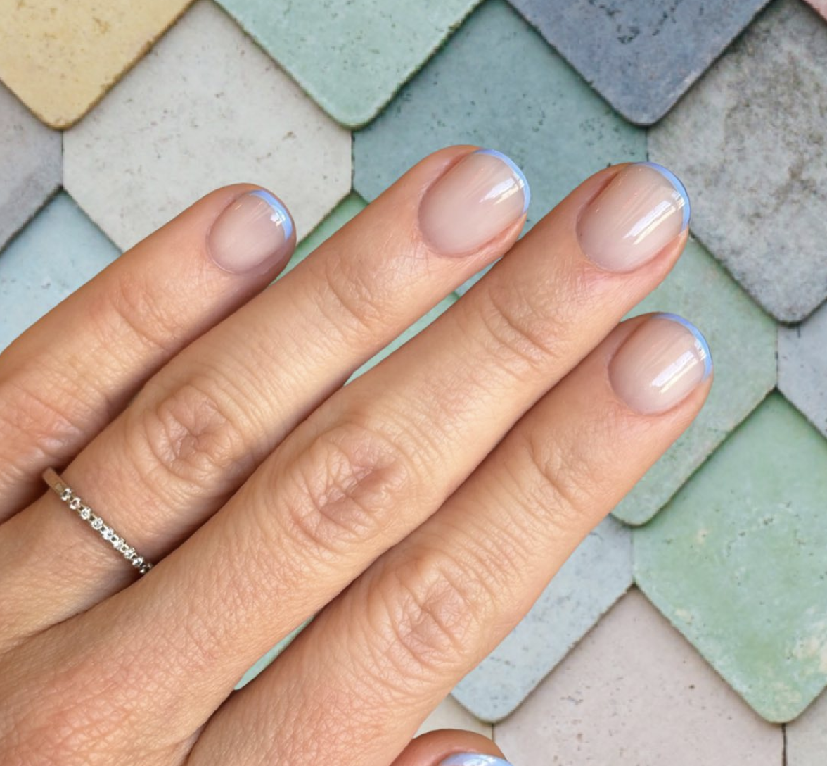 Micro french manicure