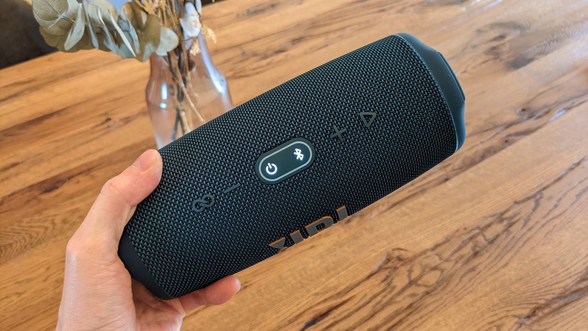JBL Charge 5 in der Hand gehalten