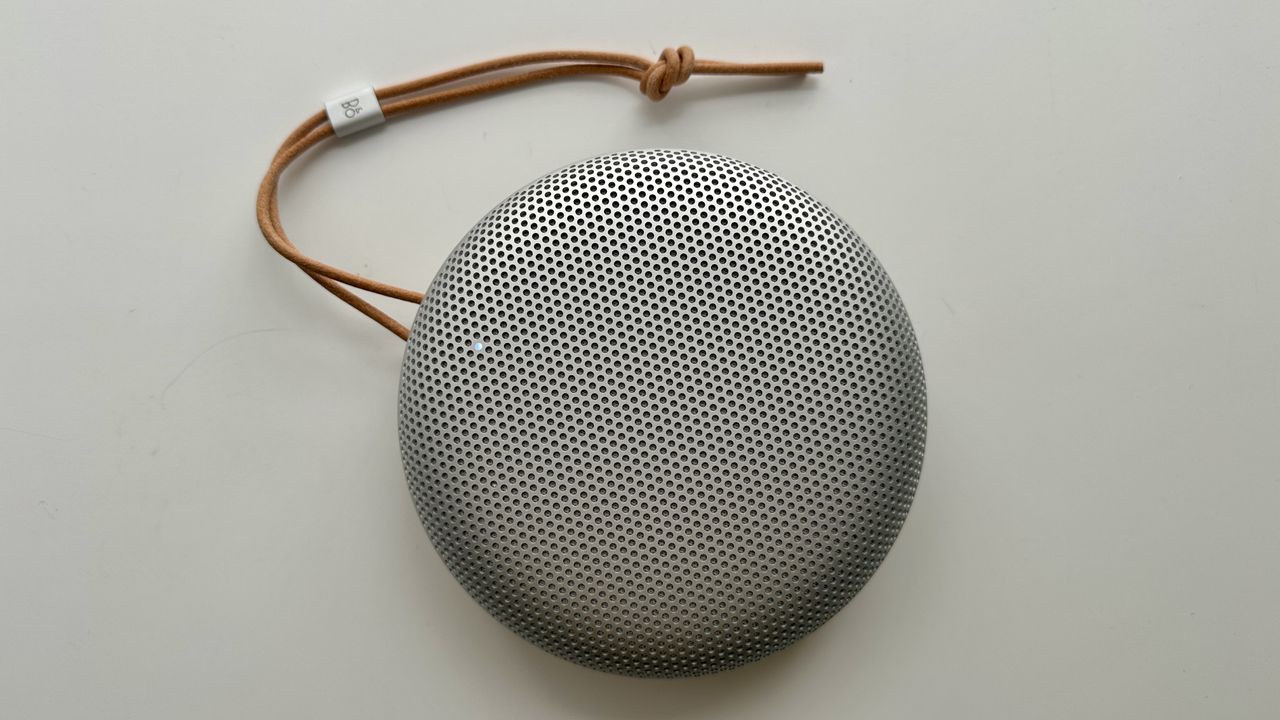 Bang &amp; Olufsen Beosound A1 3. generasjon i s&oslash;lv, p&aring; gr&aring;tt bord