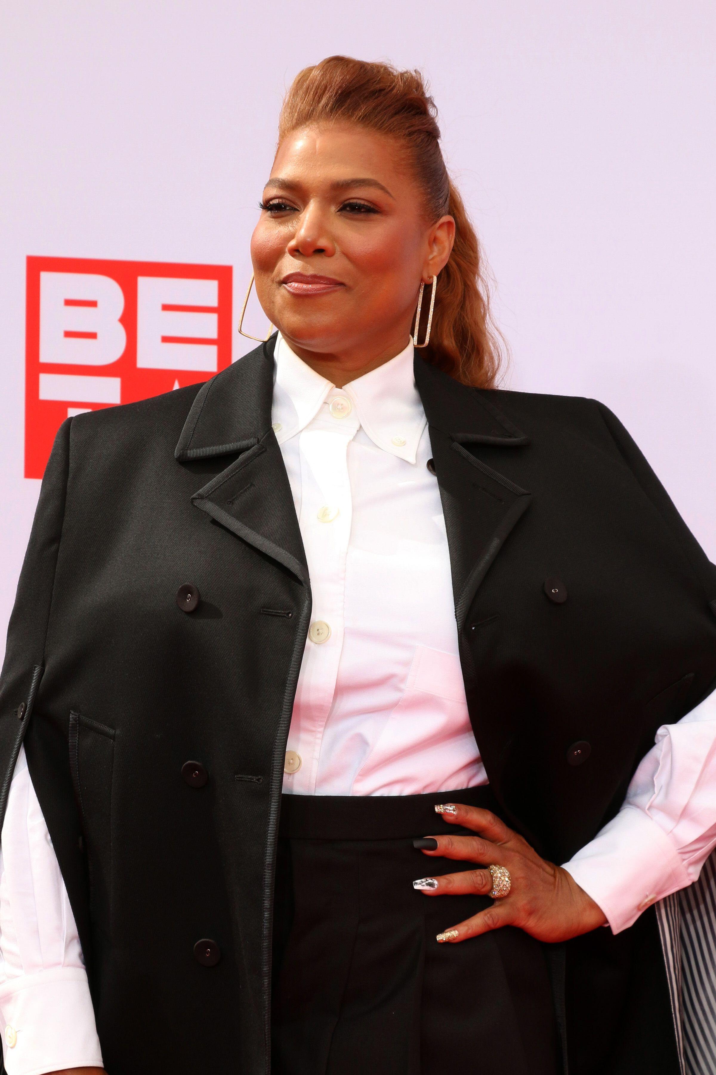 Queen Latifah poses on the red carpet