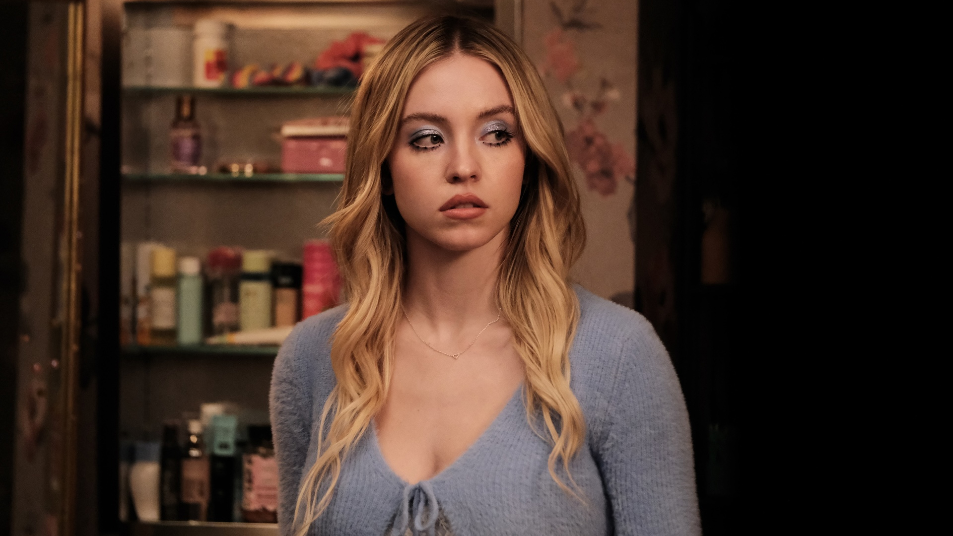 sydney sweeney as cassie, standing in front to a bathroom medicine cabinet in &#039;euphoria&#039; season 2