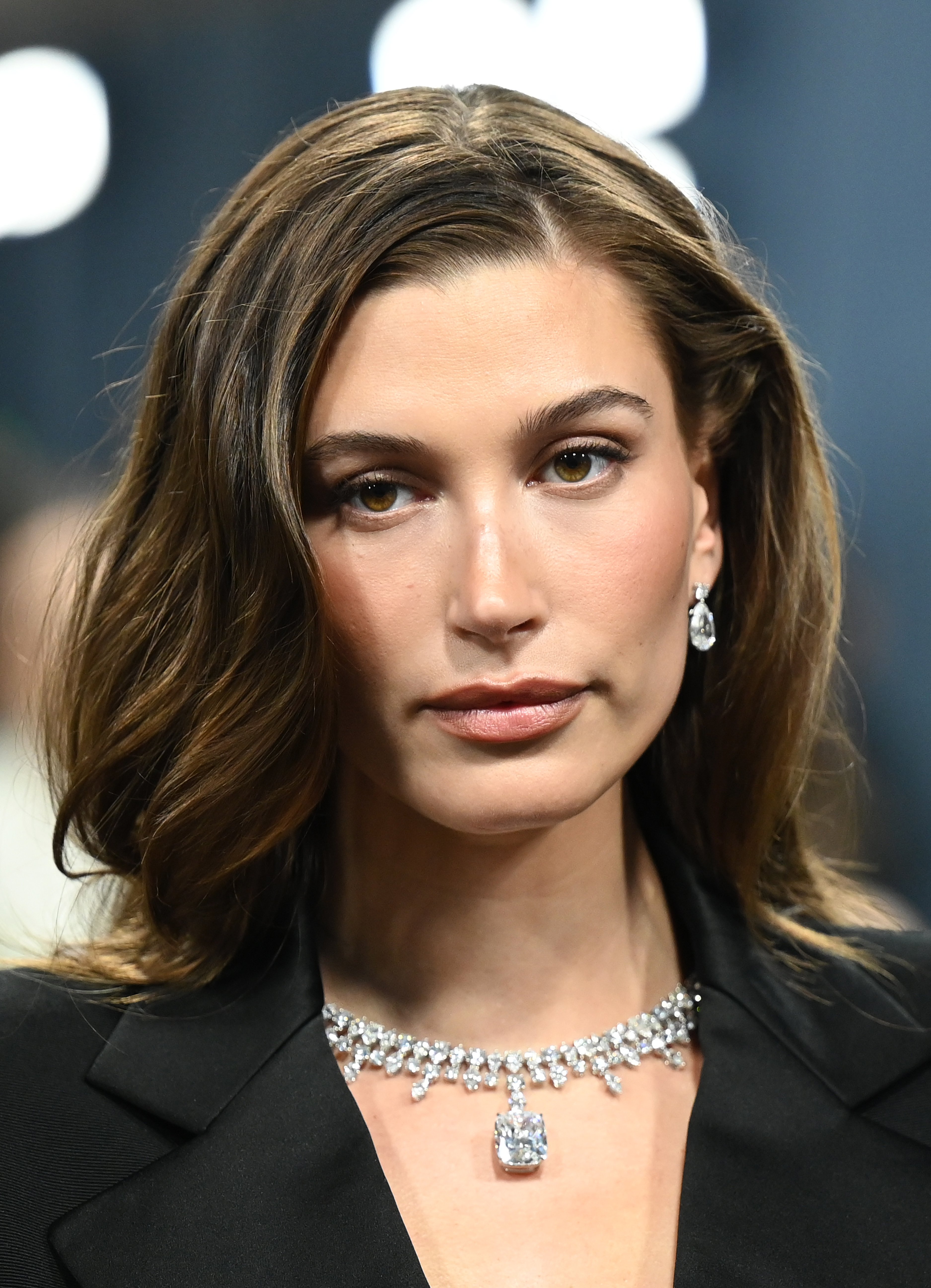 face framing - Hailey Bieber