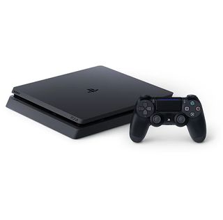 Tilbud p&aring; PlayStation 4 - en PlayStation 4 og en DualShock 4-controller p&aring; en hvid baggrund