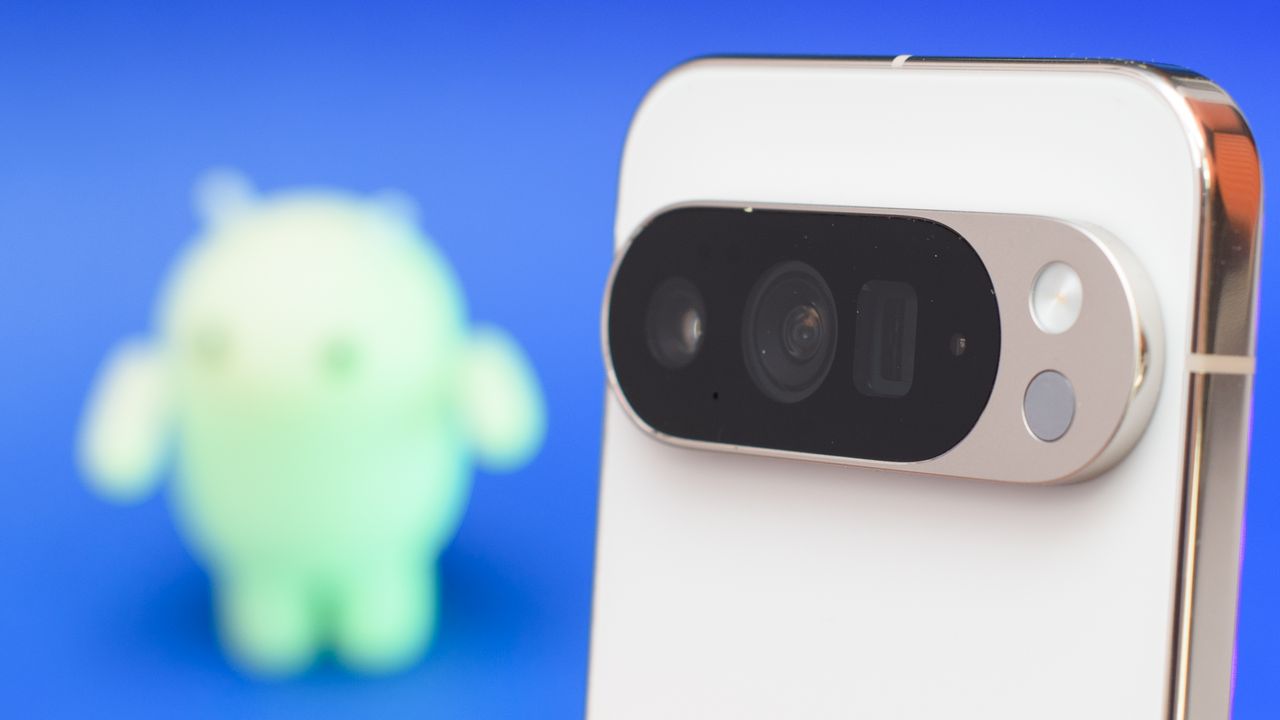 Google Pixel 10 Pro XL i Porcelain-f&auml;rgen mot en bl&aring; bakgrund.