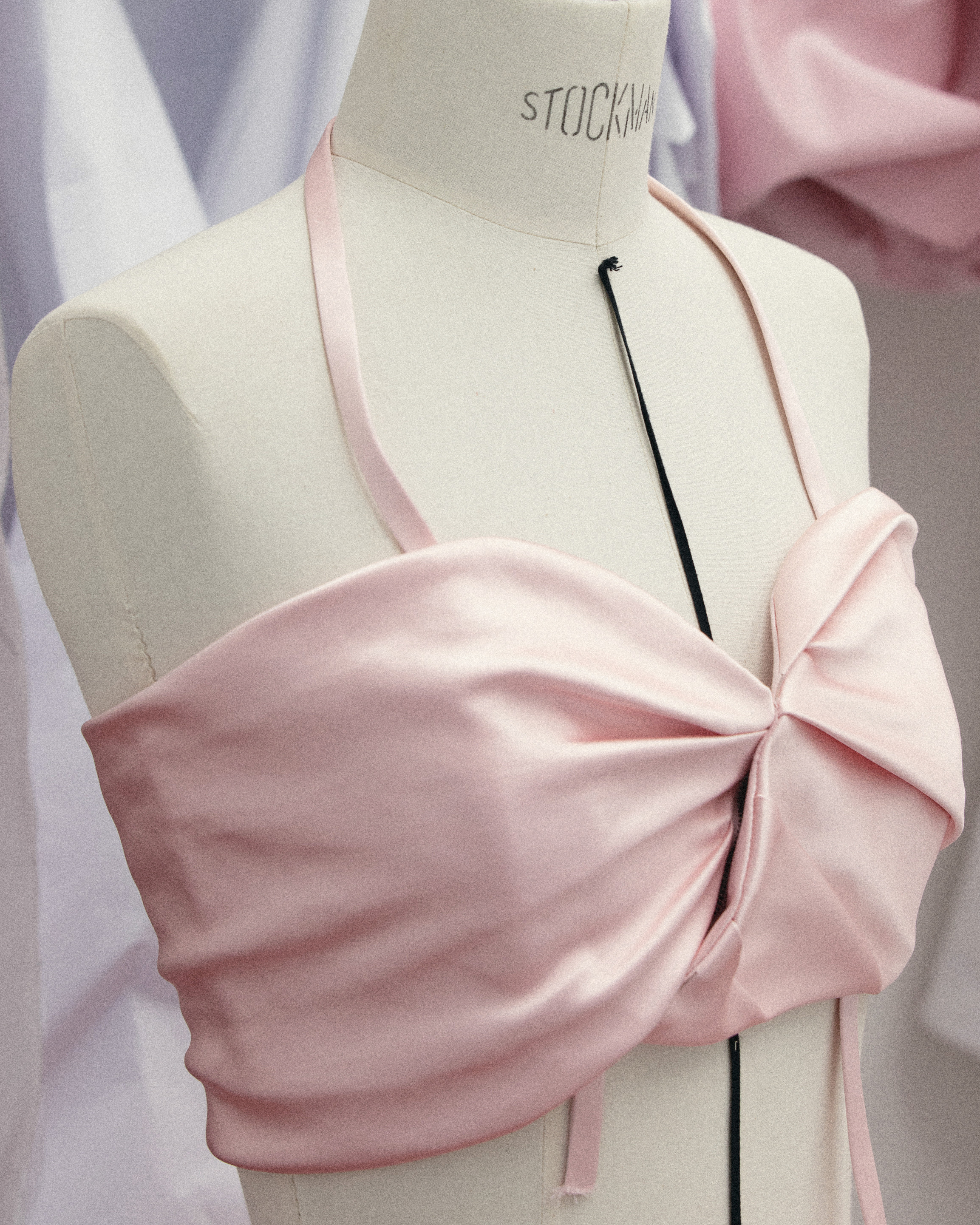 a close up of Jisoo&#039;s pink folded top