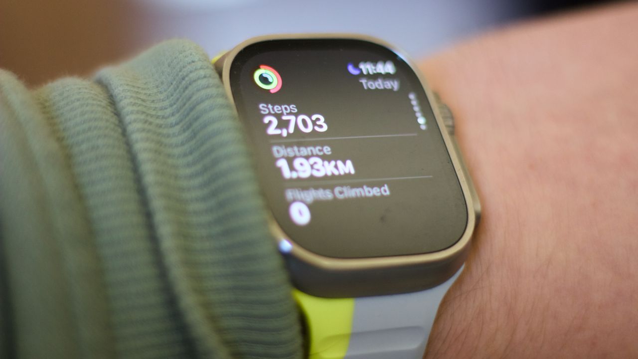 Apple Watch Ultra 2 mostrando los pasos contados y la distancia