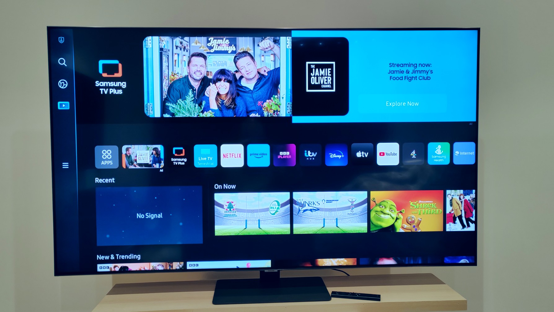 Samsung-Q80B vista por delante con la interfaz de smart TV Tizen