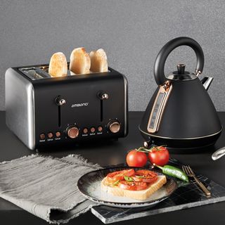 black kettle and toaster