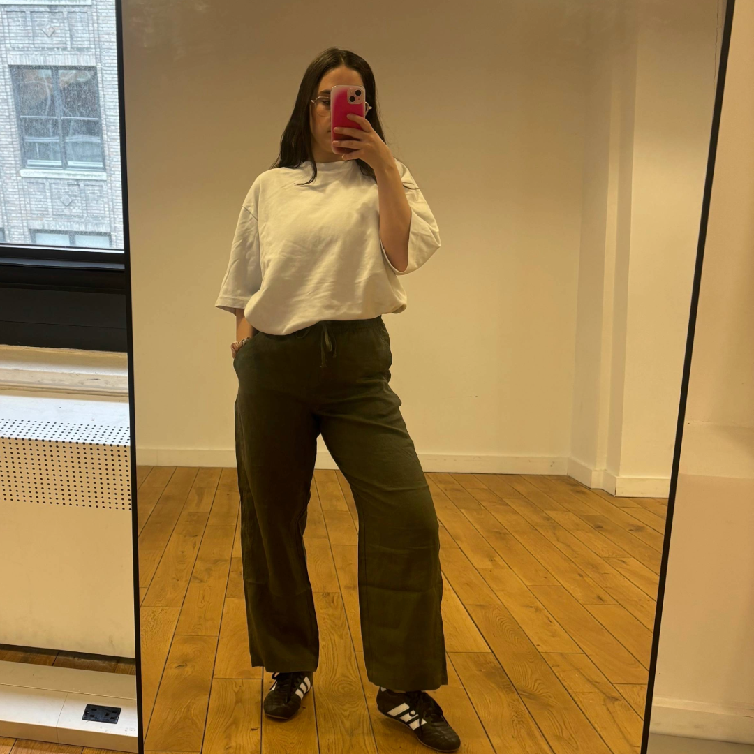 Fashion E-Commerce Editor Julia Marzovilla tests the Banana Republic Linen Pull-On Ankle Pants.