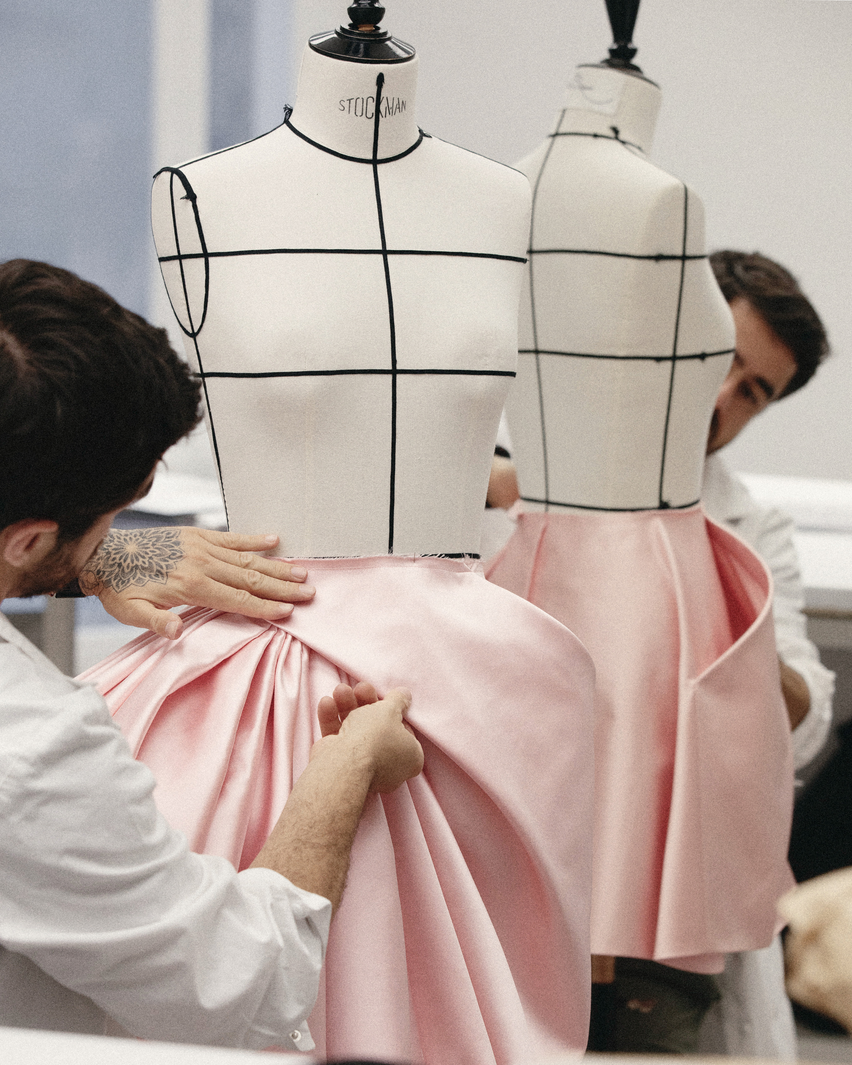 Jisoo wore a custom pink skirt set from Dior by Jonathan Anderson in L.A.