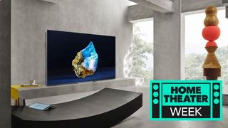 Salon avec t&eacute;l&eacute;vision Samsung micro-LED sur le mur montrant une image abstraite