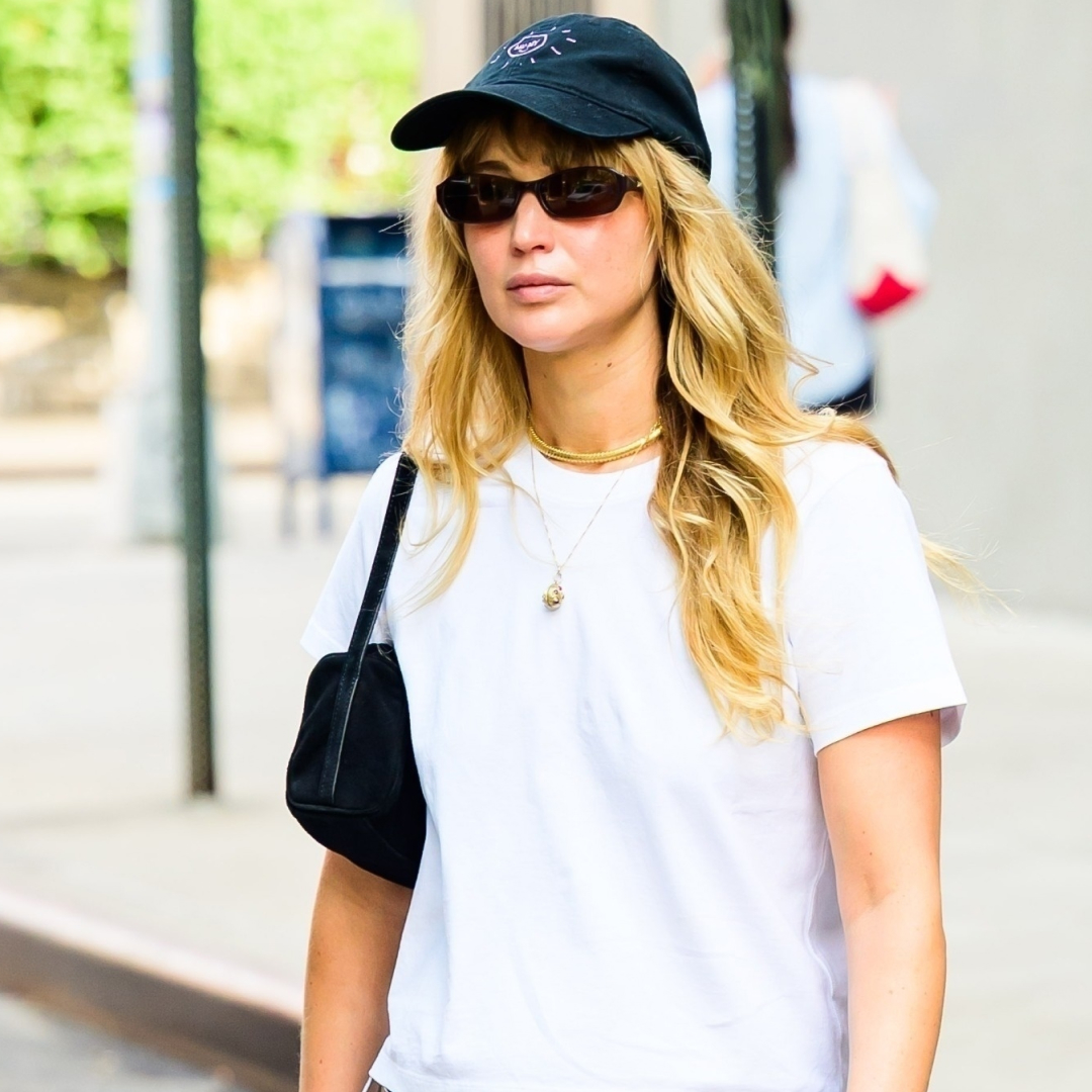 Jennifer Lawrence wore the toe ring sandal trend with low-rise jeans and a white T-shirt in NYC